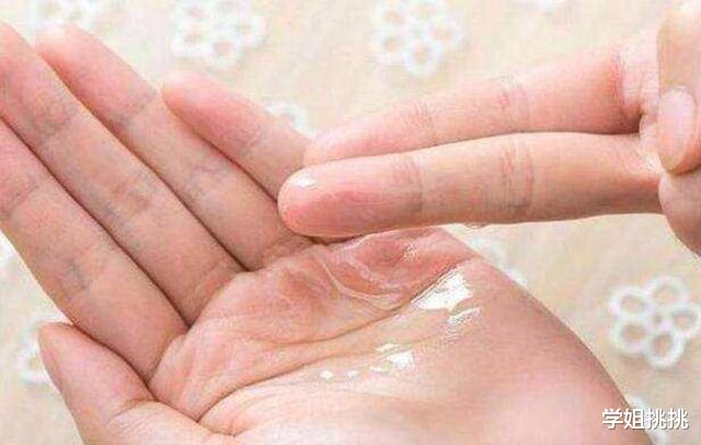 补水▲别到了30岁还不懂，精华液也分日用和夜用，你用对了吗？