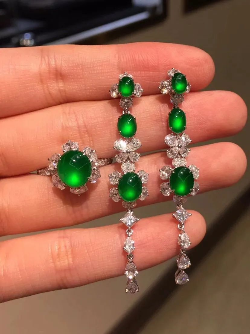 翡翠|为什么一枚仅仅几厘米的翡翠蛋面，可以这么贵？