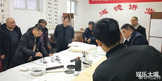 「郭德纲」何沄伟再次更新微博晒自己的画作，却遭网友暗讽画的不知是鸡还是鸟