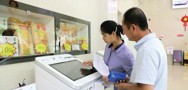 银行柜员|去银行存钱时，银行柜员问你“这个问题”，可要想清楚了再回答！