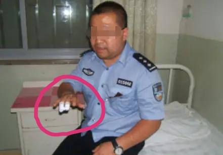 时间要闻|广东袭警现场细节：持刀男倒地后虚弱起身，民警一脚踢走他的刀