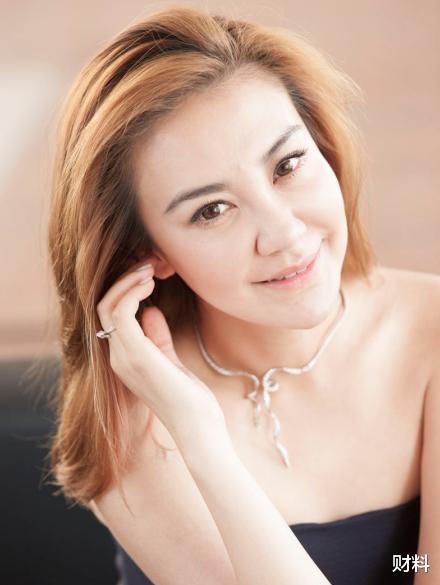 财料|他父母早亡,留下1000元遗产照顾弟妹,现身家百亿还娶小21岁娇妻