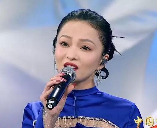 迪丽热巴|国庆晚会怼脸拍：唐嫣苹果肌抢镜，热巴脸变长，关晓彤状态最好