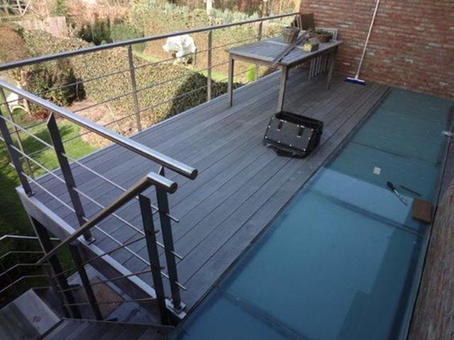 『』私人露台别全铺防腐木，又丑又不实用，有钱人家都装一条玻璃栈道