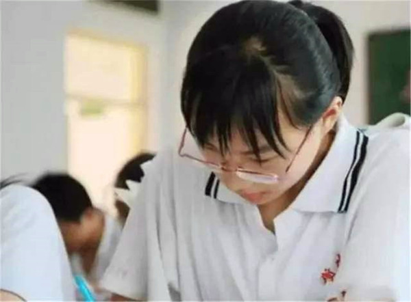 「女孩」12年过去了，那个高考忘涂答题卡并下跪求情的女孩，现状如何？