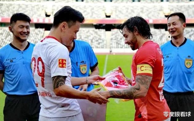 「广州恒大」恒大四战深圳佳兆业首发11人浮出水面：四大归化球员领衔中轴线，新队长坐镇中场