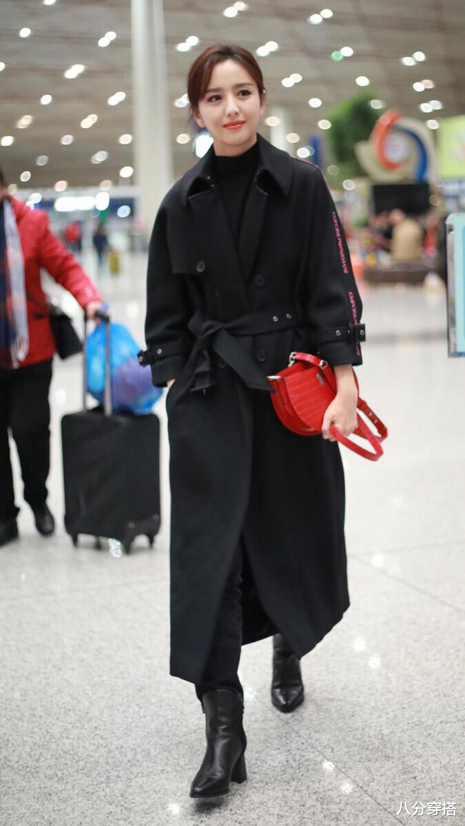 佟麗婭越來越會穿，黑色大衣內搭打底衫簡約時髦，氣質全開-圖4
