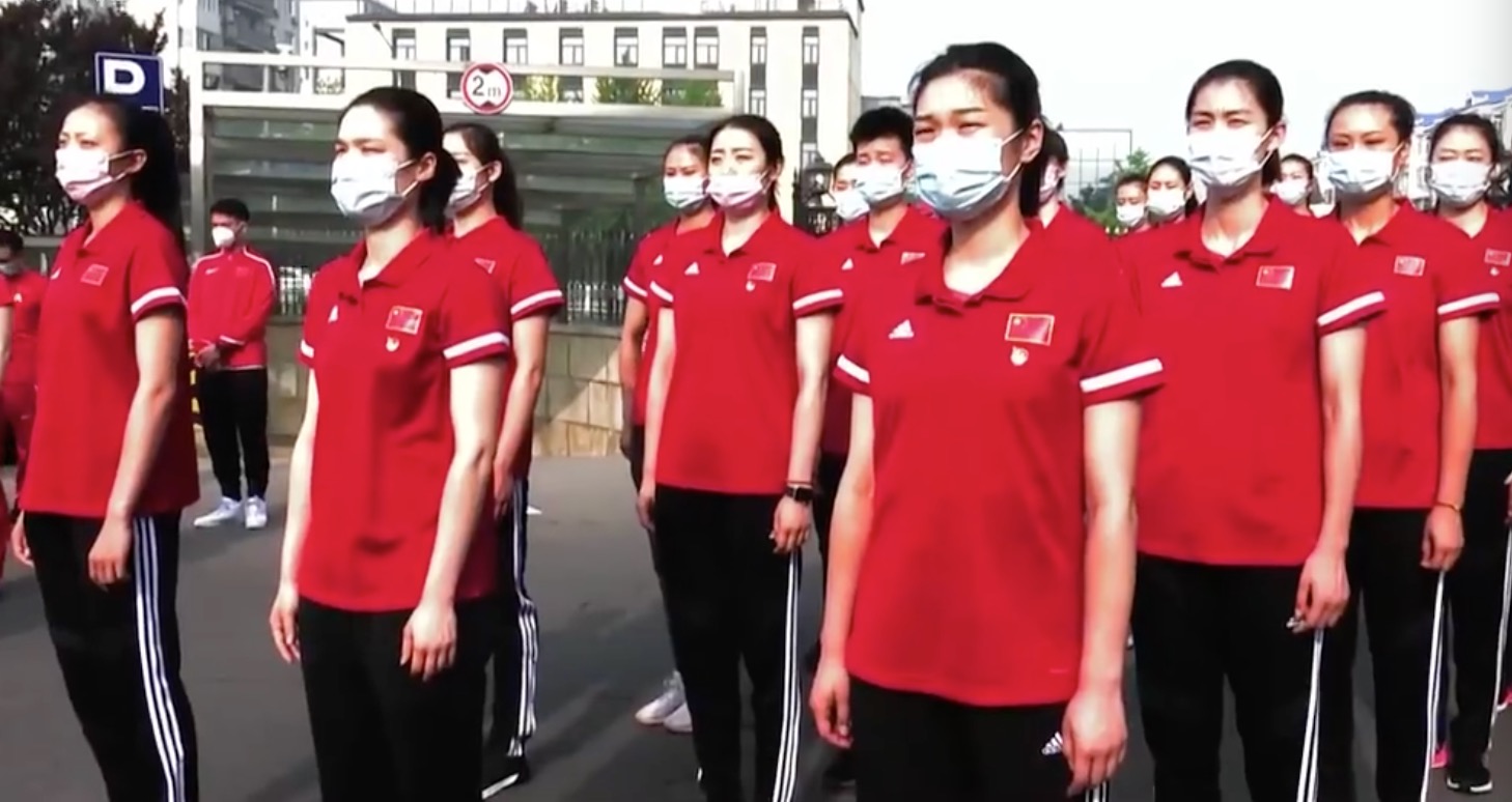 郎平:郎平领女排全体戴口罩亮相户外,一人露出鼻子抢镜 朱婷念稿演讲