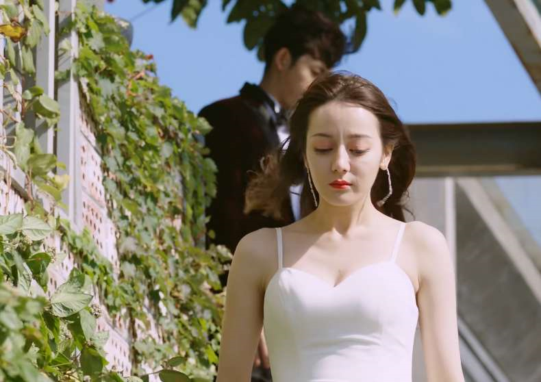 【迪丽热巴】迪丽热巴撩头发，却被“腋毛”抢镜，粉丝不淡定了！