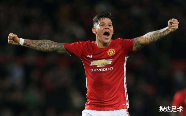 德甲▲在C罗之后，30岁曼联球星也带头添乱！10人聚众打牌，他烟不离手