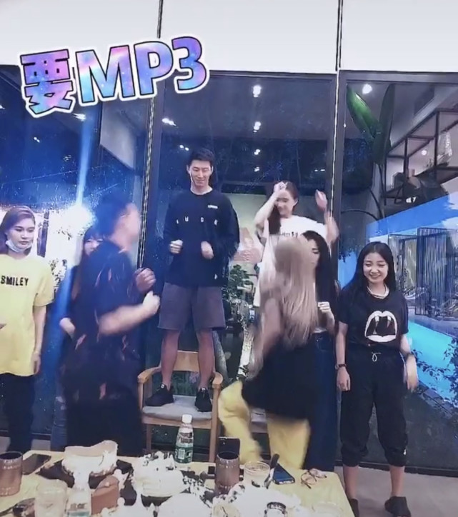 周扬青|闺蜜难防？网友发现窦骁紧盯周扬青，留言提醒超莲，她回应八个字