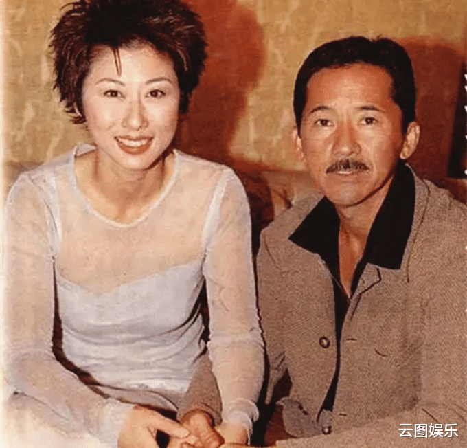 叶倩文|58岁天后与22岁小鲜肉太亲密！合影时脸贴着脸，还伸手握对方下巴