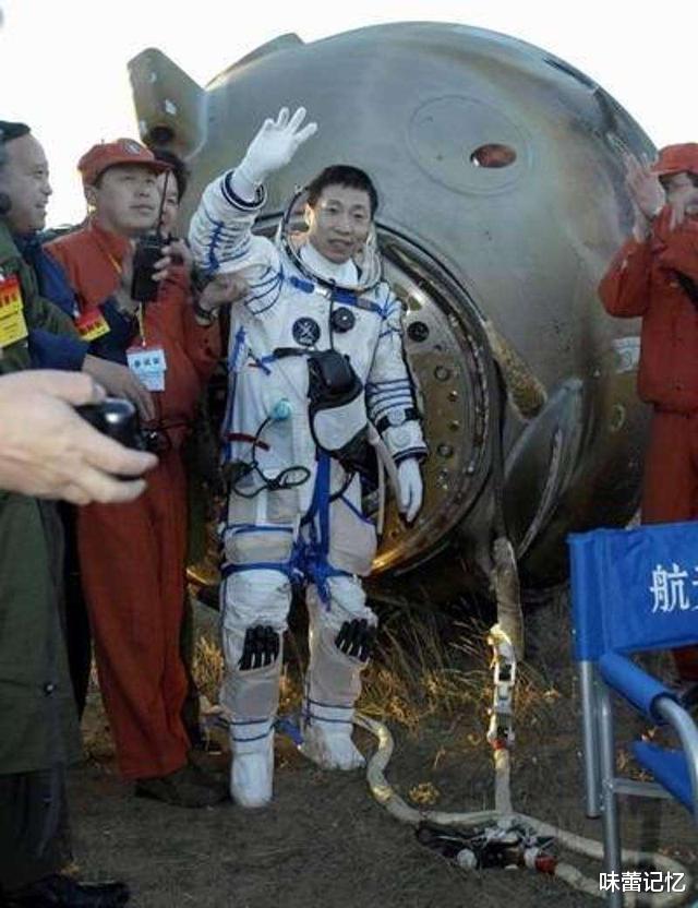 「杨利伟」杨利伟返航惊险经历：在太空听见诡异“敲门声”，玻璃窗突现裂纹