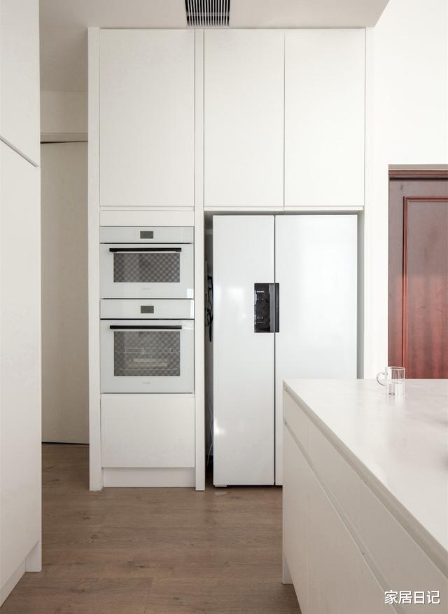 |头一次见厨房不贴瓷砖的!整块白板上墙,功能实用美极了