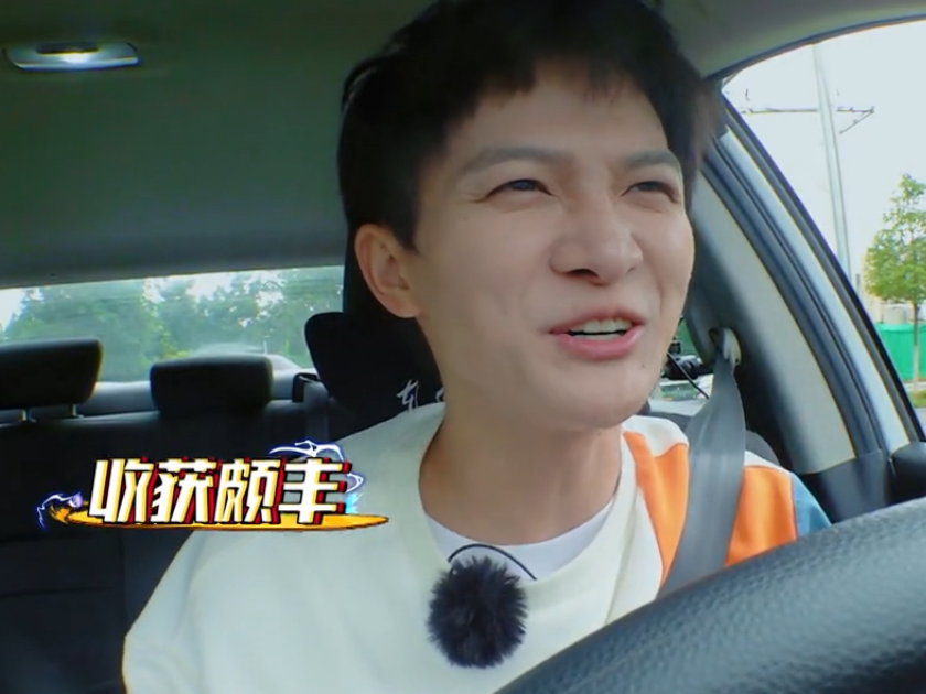 周深|这是啥命？好声音总冠军给周深当帮手，身材走形似路人！