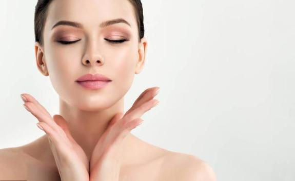 爽肤水|精华液不是直接涂的?难怪涂了没效果,美容师教你正确涂精华!