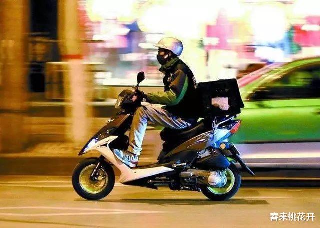 春来桃花开 路虎男狂扇女外卖员，遭一小哥踹开，打电话求救：哥有人打我