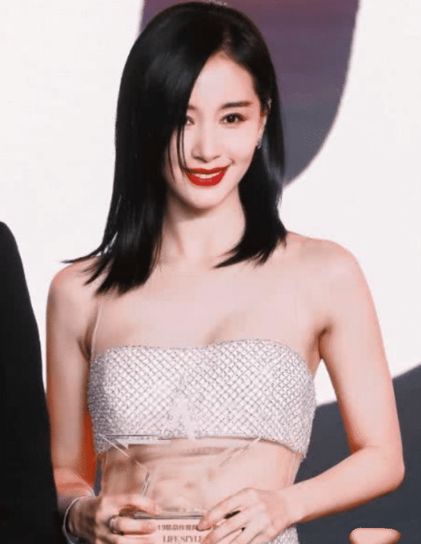 王子文▲王子文到底有多瘦, 明明没穿多少却一丝不露, 太省布料了