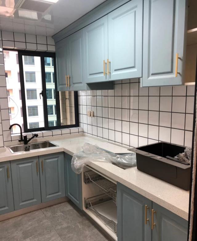 |12个厨房装修案例：想让厨房装修效果好，挑好橱柜颜色很重要！