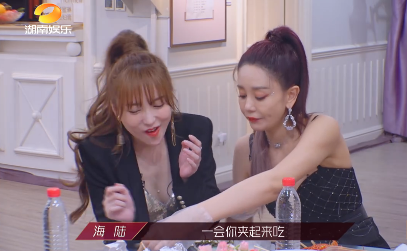 姐姐：姐姐减肥好拼：钟丽缇只吃酱，阿朵吃两只虾，郑希怡宁静不吃夜宵