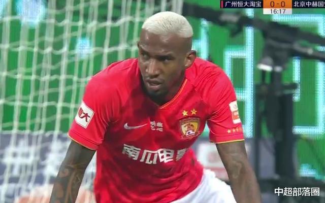 广州恒大|0-1遭打击！国安又被吹点球，4人围住裁判理论没用，恒大疯狂庆祝