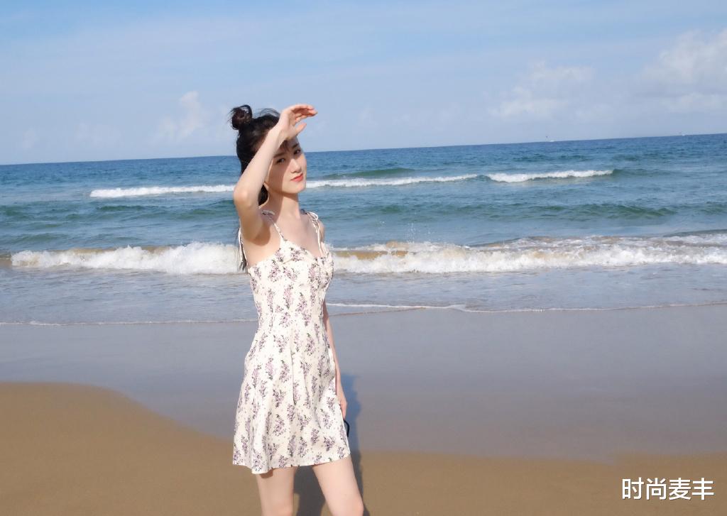 衬衫|她在《老九门》中演张艺兴老婆，今穿印花衬衫配齐刘海，清纯甜美