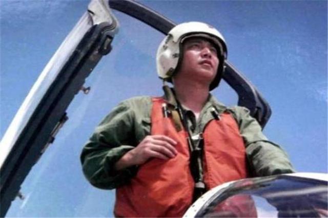 【南海】当年南海撞机王伟，被美国当成英雄的飞行员，如今怎么样了？