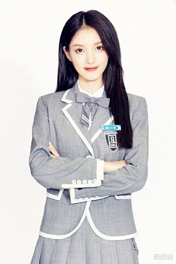 #李小璐#39岁李小璐真会扮嫩,扎哪吒头就算了还穿小鹿衫,拍照越来越杨幂