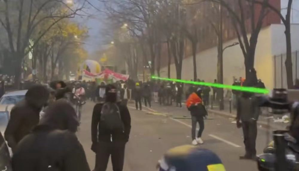 現場！巴黎示威者砸店鋪、燒汽車、亂射激光筆 警方逮捕22人-圖3