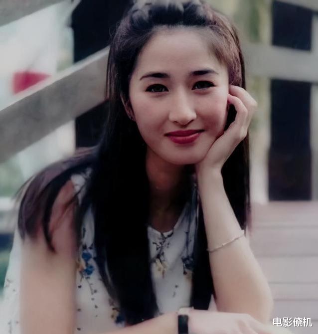 蔡少芬■替代关咏荷,熬走宣萱陈慧珊成一姐,婚后却失势,如今是人生赢家