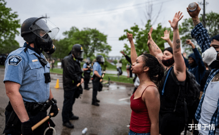 「美国」惊变！！！镇压失败？一人之死引发全美动乱！美国迎来至暗时刻