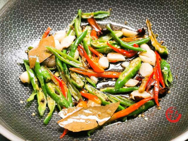 炸鱼▲夏天炸鱼煮鱼都吃腻了咋办?教你新做法,鱼肉软嫩多汁、香浓下饭