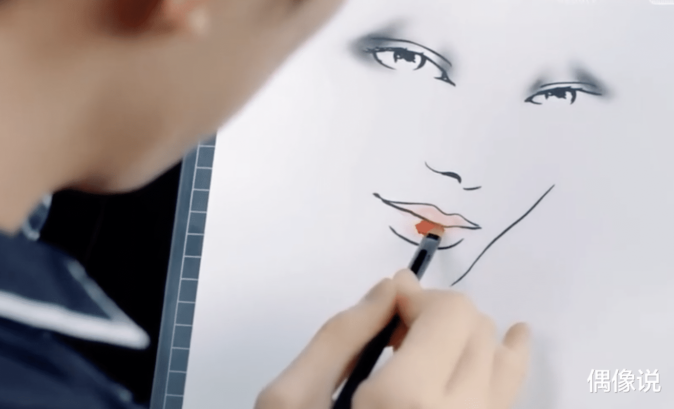 易烊千玺：易烊千玺直播给女生化妆？眼妆有些草率，但涂口红的技巧不输女生