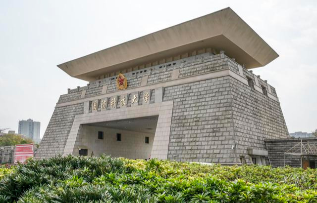 高校:高考能考上地方“985、211”高校,选择报考军校好吗?