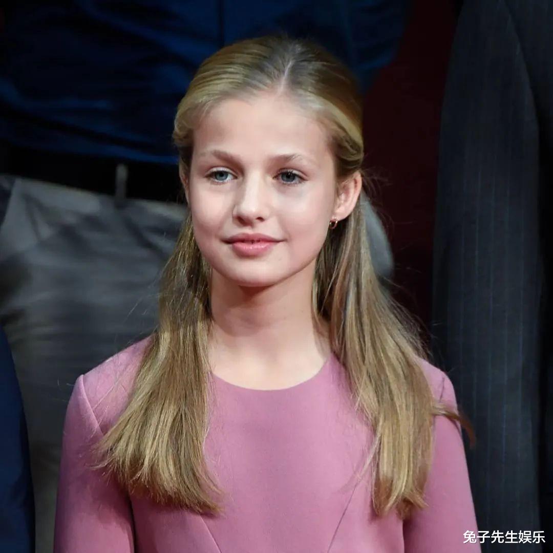 15歲西班牙公主站起來去演說，被國王爸爸捏瞭一下手，這動作太暖-圖7