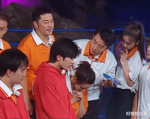 李沁|李沁录制跑男,在游戏环节发现领口拉的太大,处理方式从容不迫