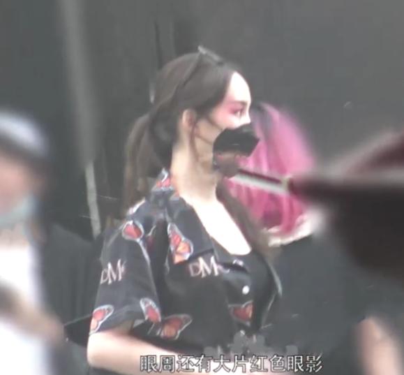 孟佳|《浪姐》孟佳躲花坛角落抽烟，助理一旁掩护，偶像人设吸烟惹争议