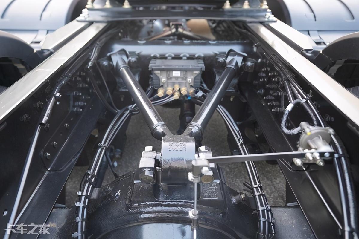 日产轩逸|吃喝拉撒车上搞定，跑车不用住旅馆，实拍解放JH6+生活舱重卡