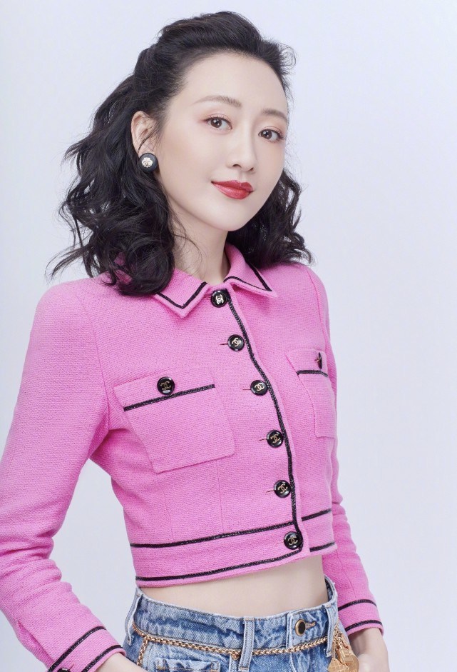 「王鸥」38岁王鸥太精致！穿30年前小香风外套复古美人，看不出年代违和感