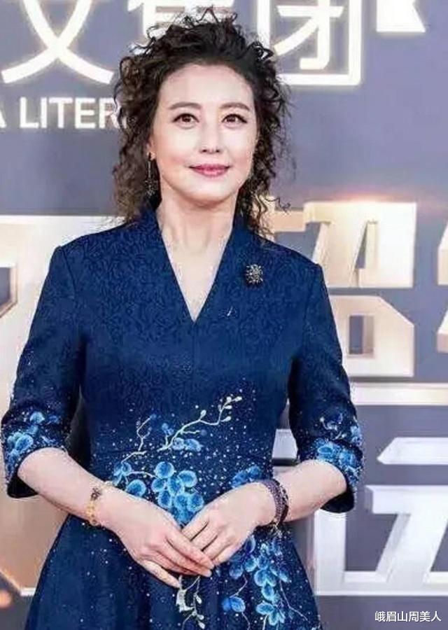 发型|女人过了45岁，尽量别留这5种“发型”，显土还显老，有你吗？