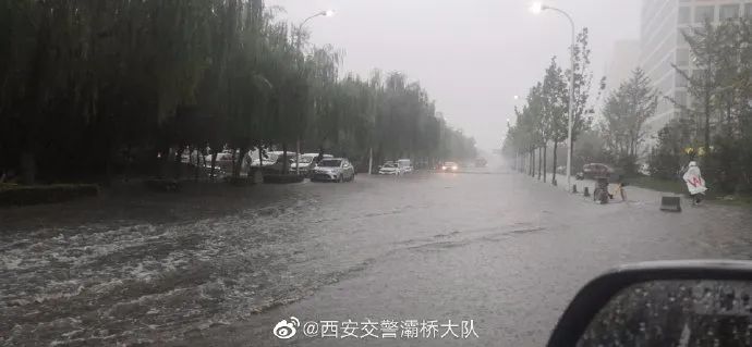 华商网|紧急提醒！西安这些路段积水严重，有车主被困…