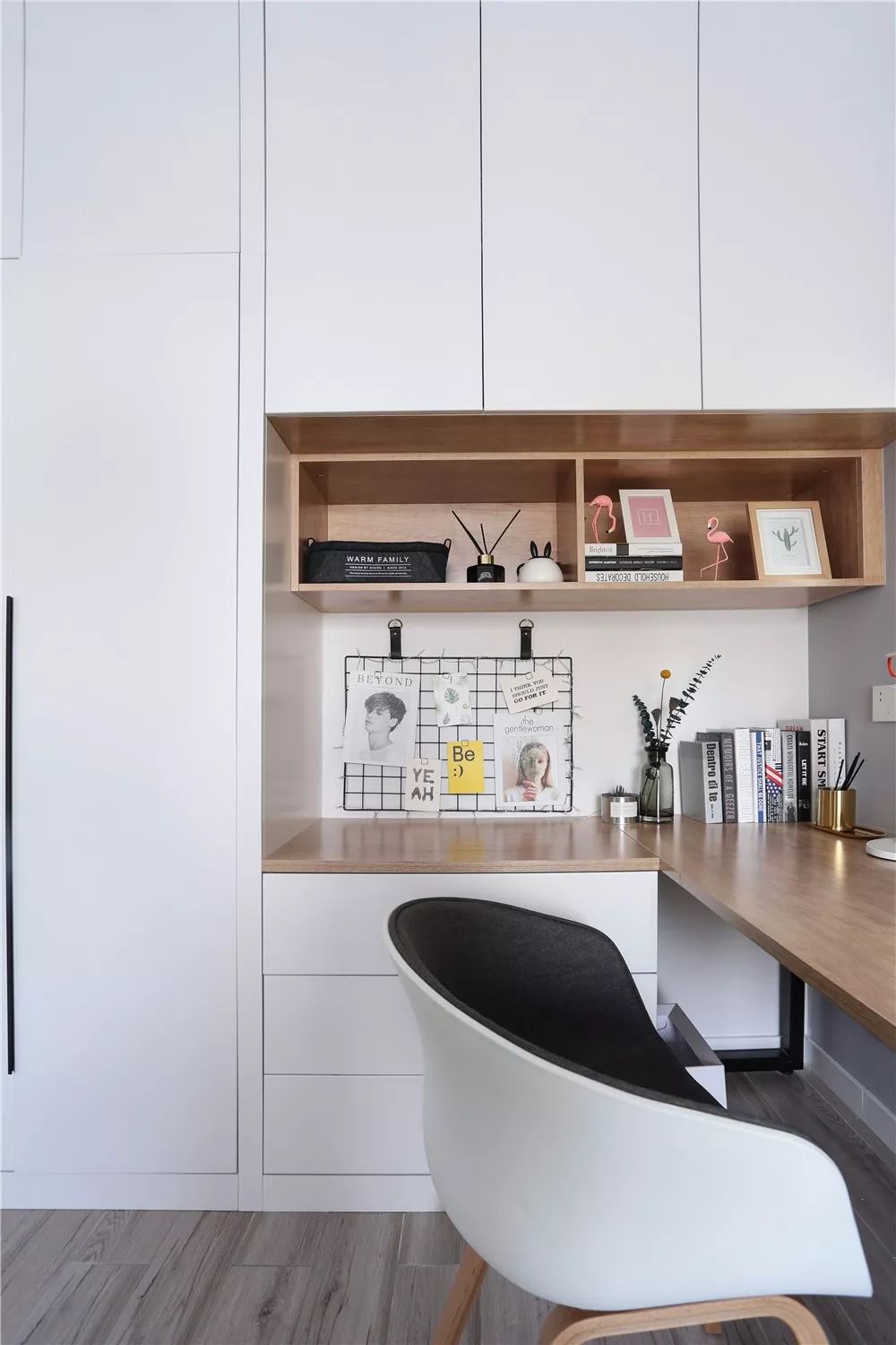 |小户型书桌设计难?那是你没找对方法,一块板子就能弄得很漂亮!