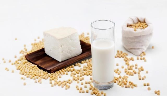 『痛风』高尿酸患者：不想与痛风“为敌”，4物劝你尽早撤下饭桌