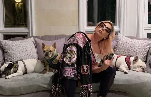 Lady Gaga:Lady Gaga变身宅女在家隔离6天,玩游戏打纸牌,还与男友甜蜜放闪