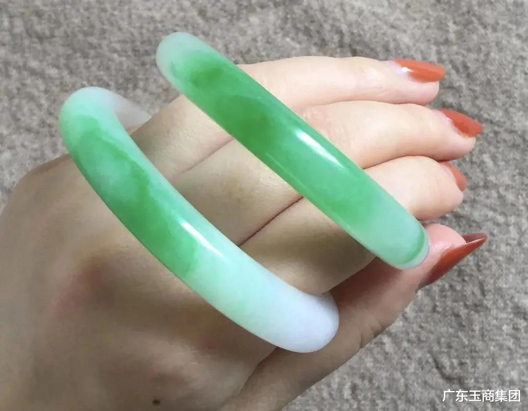 钱币|开眼了，六位数的翡翠手镯长什么样？