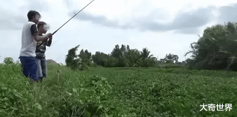 |一般人不在这里钓鱼，都看不到水了，钓上鱼还需要下水抓，不简单