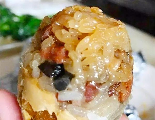 「鸡蛋」街头小吃摊出现鸡蛋新吃法，7元钱2个，顾客排长龙，摊主忙不过来