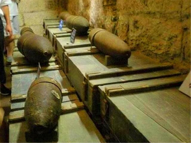 「日军」村民进山打猎,意外发现秘密山洞,洞内全是日军遗留“宝藏”