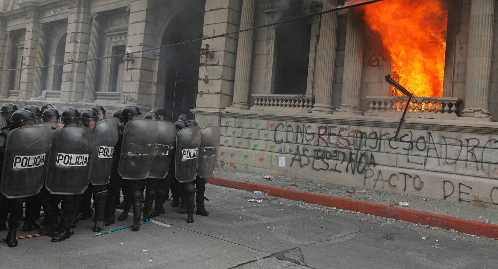 危地馬拉示威者焚燒國會大樓、立起斷頭臺 總統發出警告-圖3