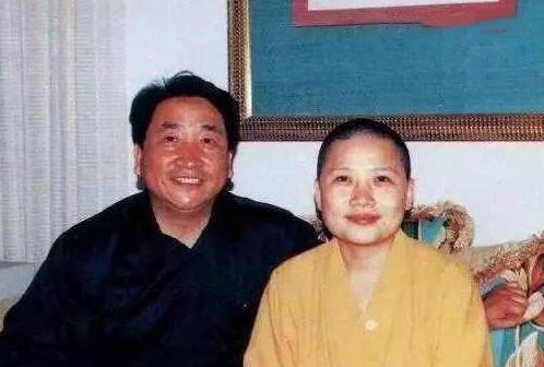 李娜：李娜为何当红时决定削发为尼，《青藏高原》之后，从乐坛消失23年